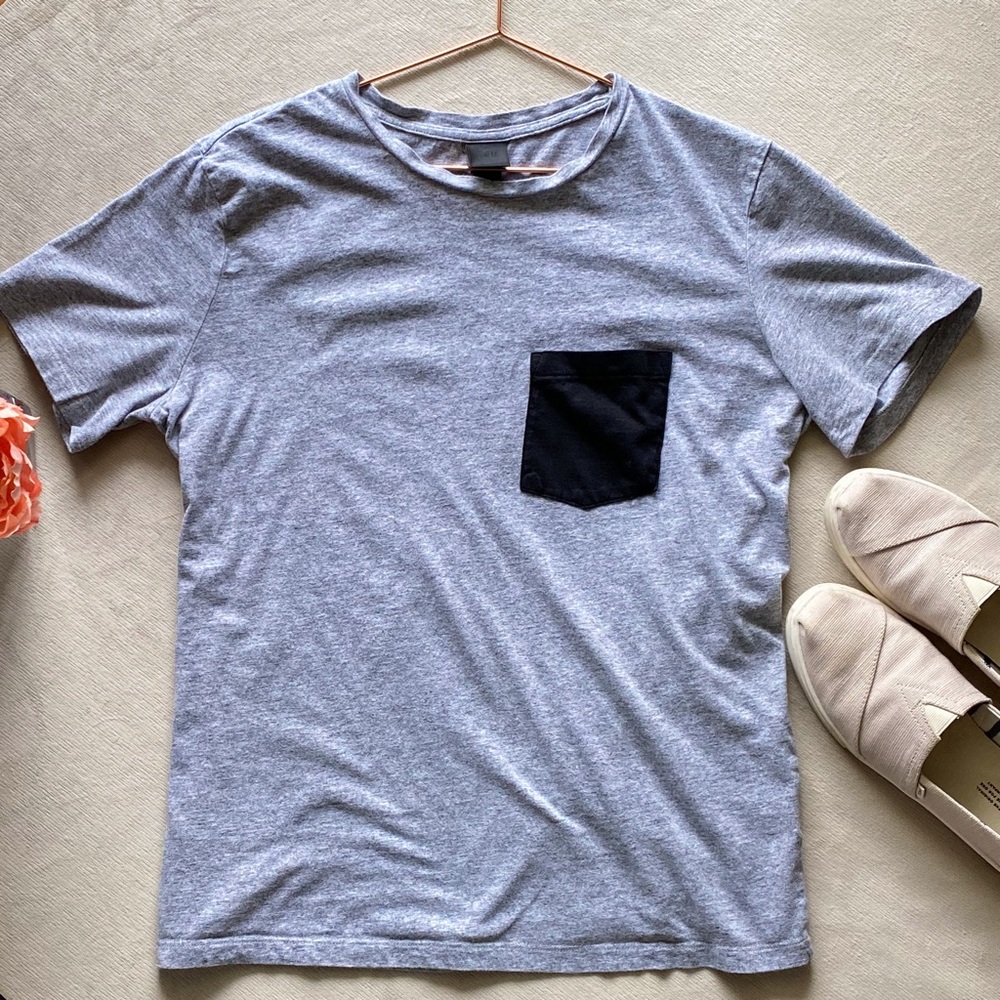 H&M | Gray T-Shirt with Black Pocket | Large